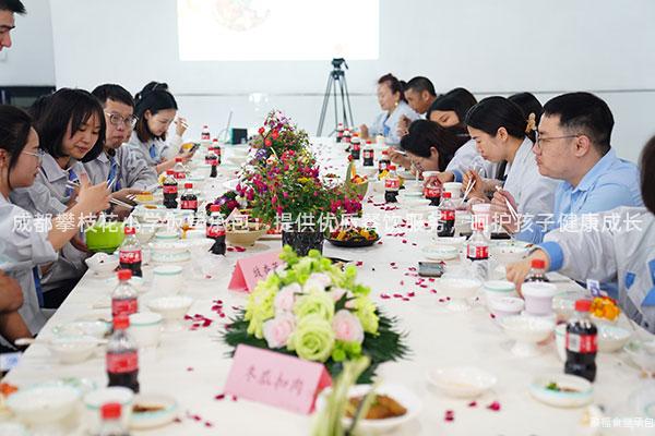 成都攀枝花小學飯?zhí)贸邪禾峁﹥?yōu)質(zhì)餐飲服務(wù)，呵護孩子健康成長